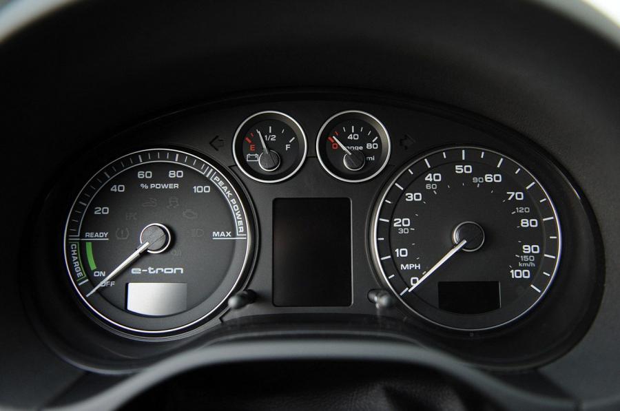 Панель приборов Audi A3 Sportback e-tron (8V) 2012 года  (NA) (фото 4 из 28)